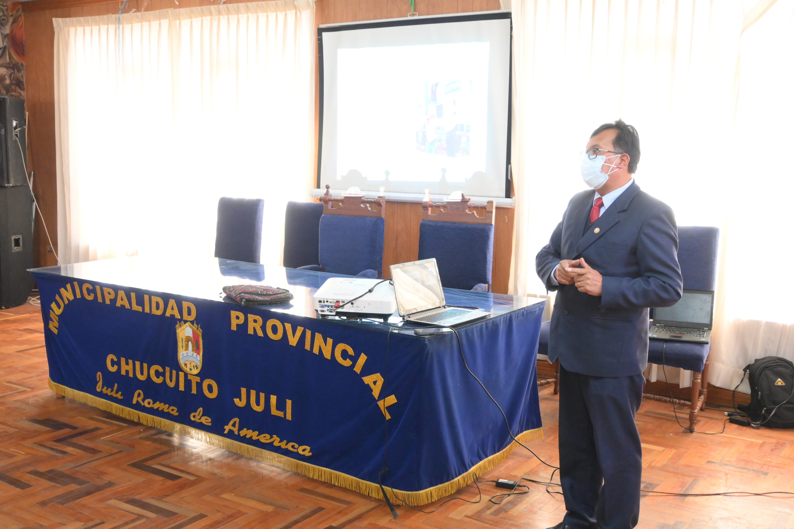 DIRECTOR DE LA UGEL CHUCUITO-JULI, PROPUSO PROYECTOS REGIONALES, EN EL TALLER  DEL PLAN DE DESARROLLO REGIONAL CONCERTADO, PUNO AL 2030. DESARROLLADO EN JULI.